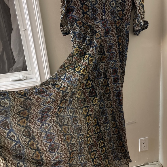 Beautiful one piece with lil flairs for all occasions - Picture 5 of 6